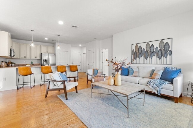 Danvers Updated 3 Bed 2 Bath | Top Floor Condo | Avail Now - Danvers Updated 3 Bed 2 Bath | Top Floor Condo | Avail Now