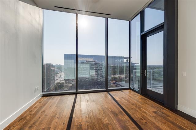 Foto del edificio - 8119 Douglas Ave