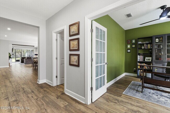 Building Photo - 205 Willow Crk Ct
