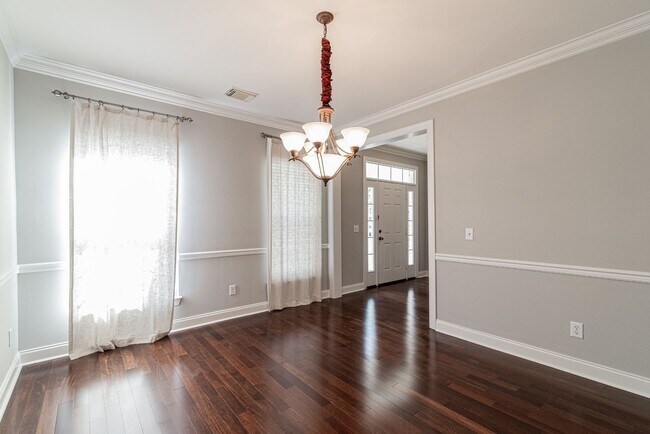 Foto del edificio - 5 Bedroom, 3.5 Bath Home w/  2 Car Garage