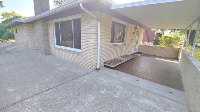 Building Photo - *Spacious 2BD/1.5BA Single-Family Home for...