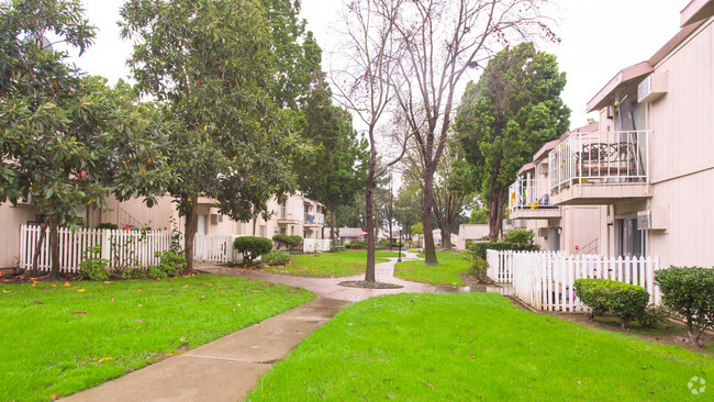 Building Photo - Village Green Apartments