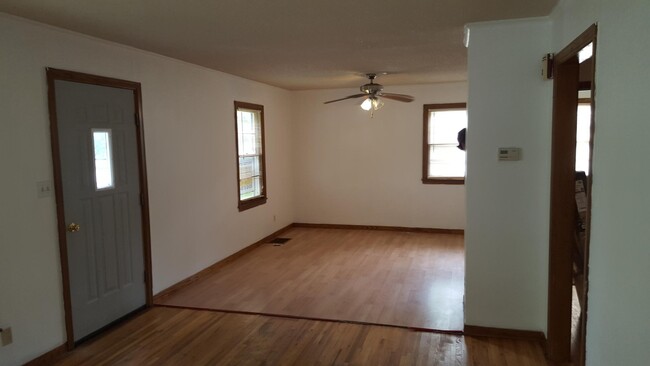 Building Photo - This 3 bedroom, 2 bath house