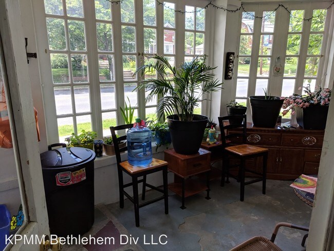 Building Photo - 1 br, 1 bath Apartment - 908 Delaware Avenue