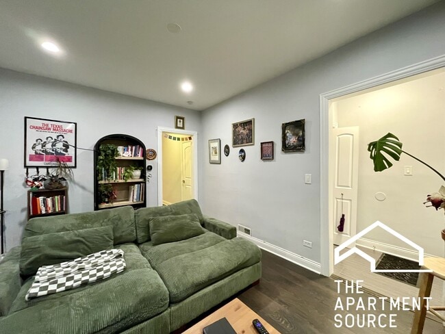 Building Photo - 2824 N Ridgeway Ave