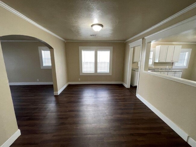 Foto del edificio - 3 bedroom one bath one car detached garage with laundry connections!