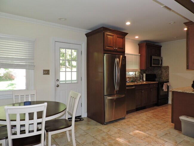 Foto del edificio - 381 Franklin Rd