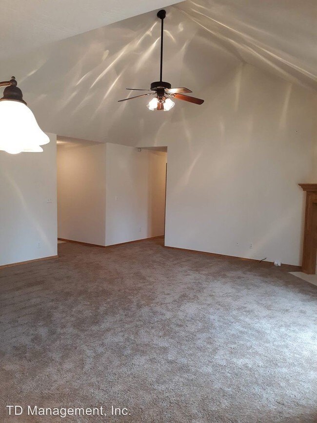Building Photo - 3 br, 2 bath House - 905 W Woodland