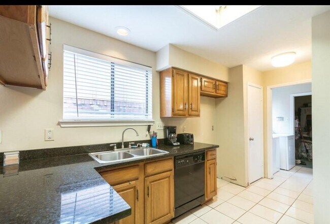 Foto del edificio - 8807 Lakeside Forest Dr