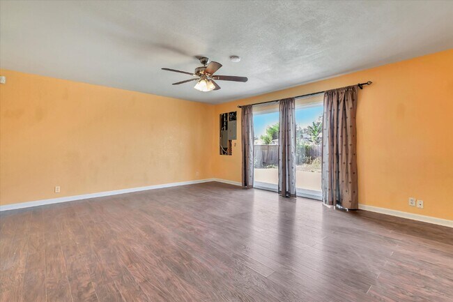 Foto del edificio - 43585 Montrose Ave