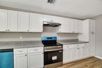 Building Photo - 908 Thomas Ave