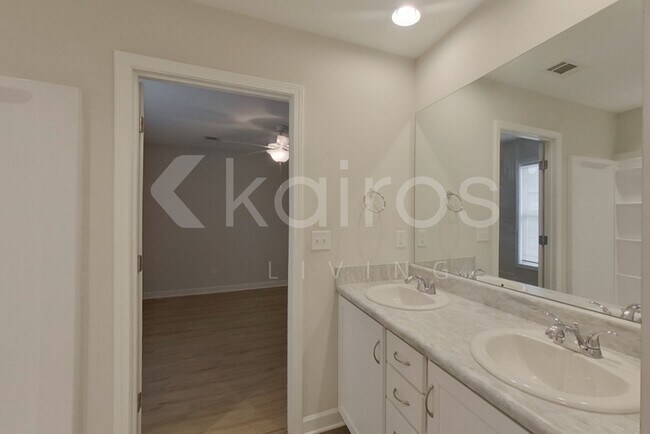Foto del edificio - 1451 Maxwell Cir