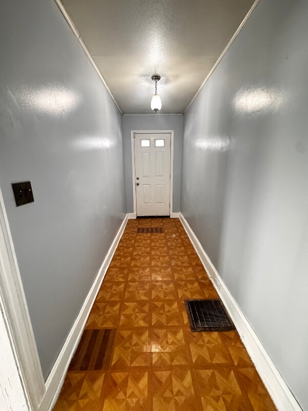 Foto del edificio - 64-64 Rowe Ave