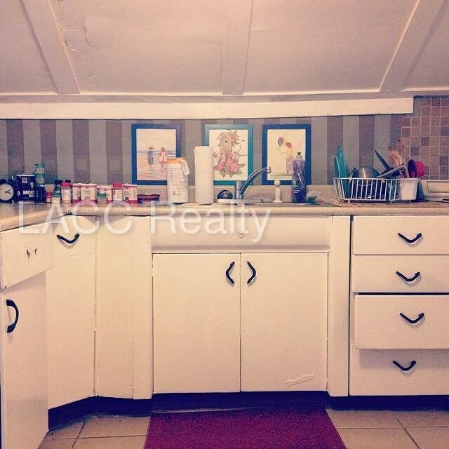 Building Photo - Quaint & quiet bungalow