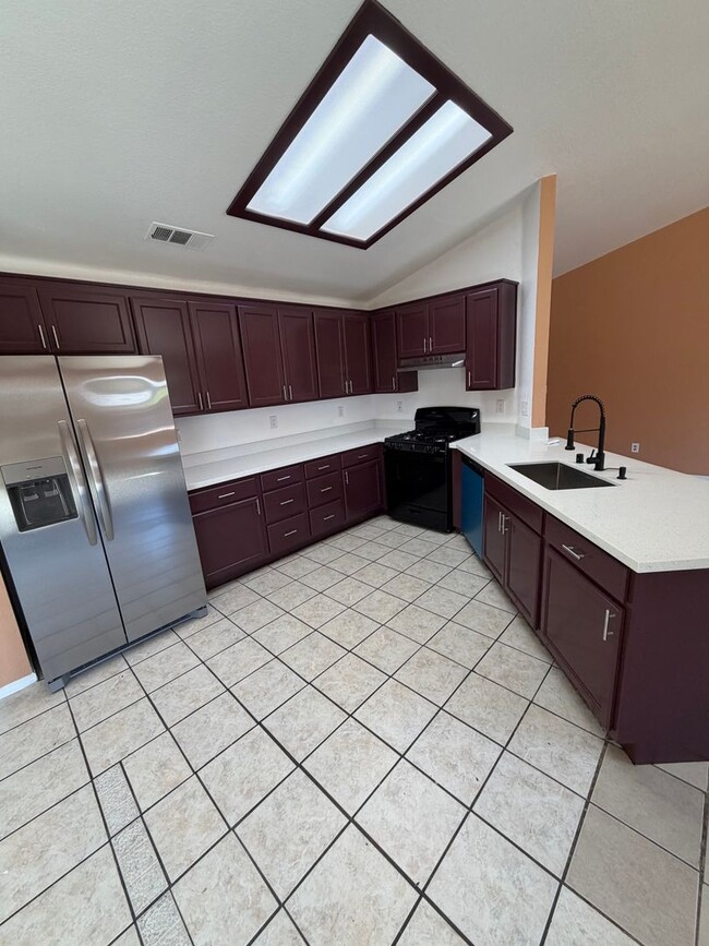 Building Photo - Available Now! Move-In Ready
