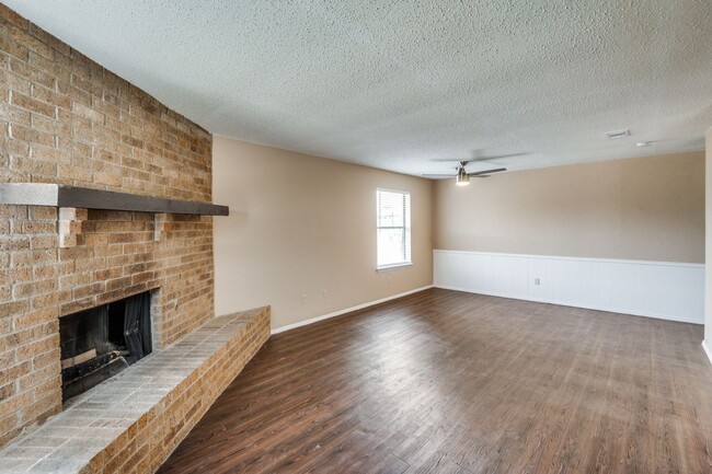 Building Photo - Spacious 2 Bedroom Duplex in Irving