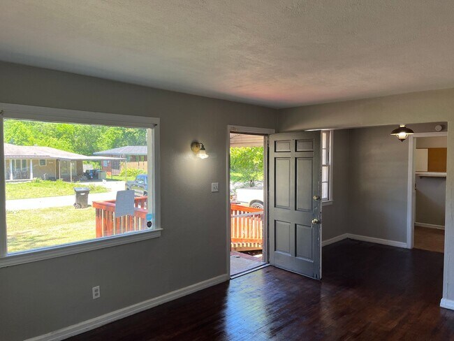 Building Photo - ***3 Bedroom / 1 Bathroom House for Rent i...