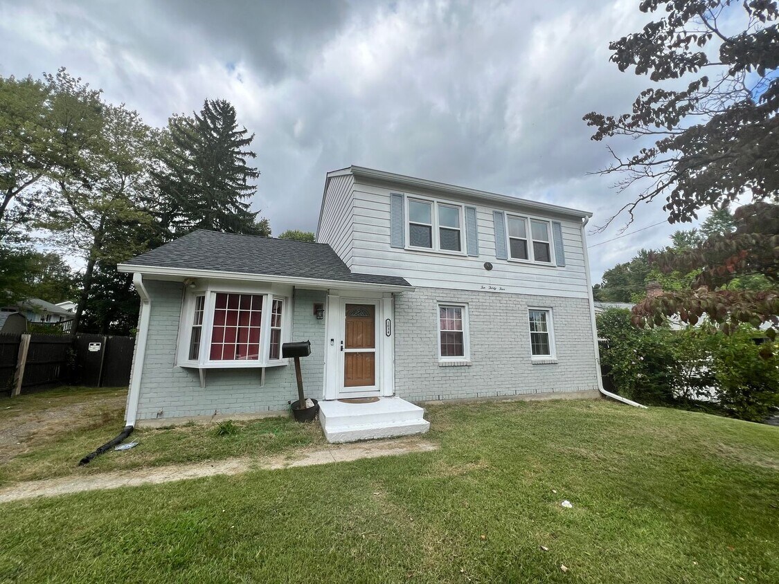 Foto principal - Amazing 5 BR/2 BA Single-Family Home in Gl...