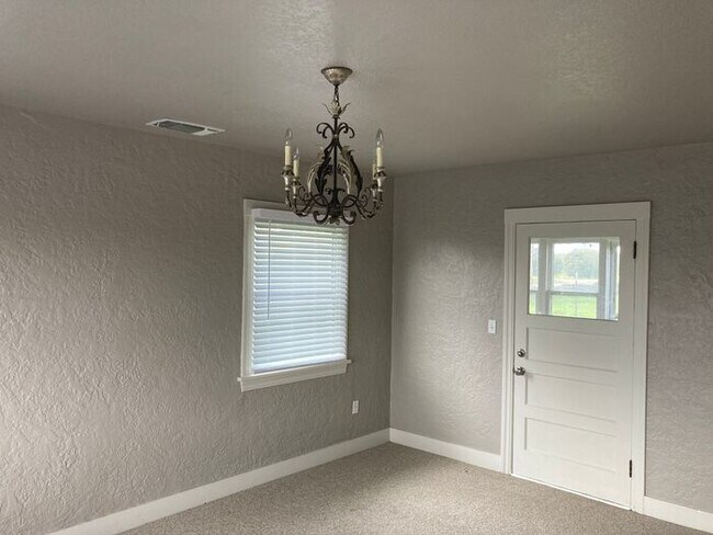 Foto del edificio - Two Story Country Home 3 Bedroom 1 Bath