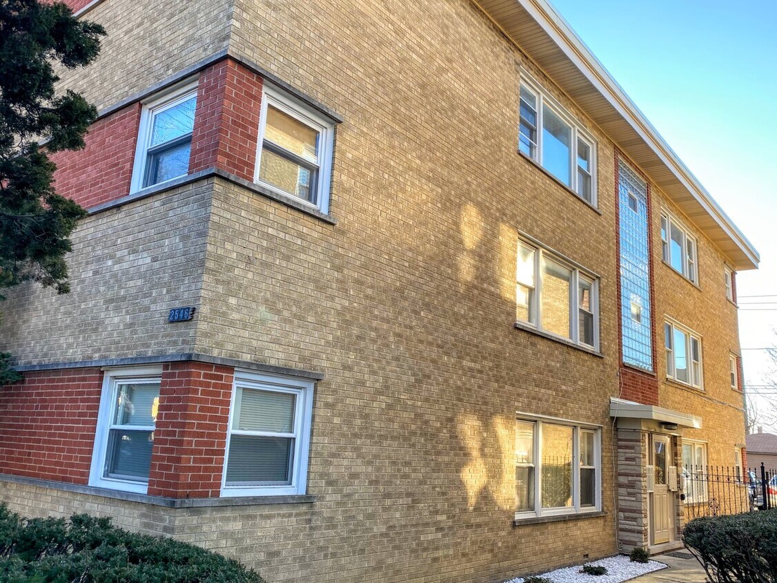 Primary Photo - 2546 N Laramie Ave