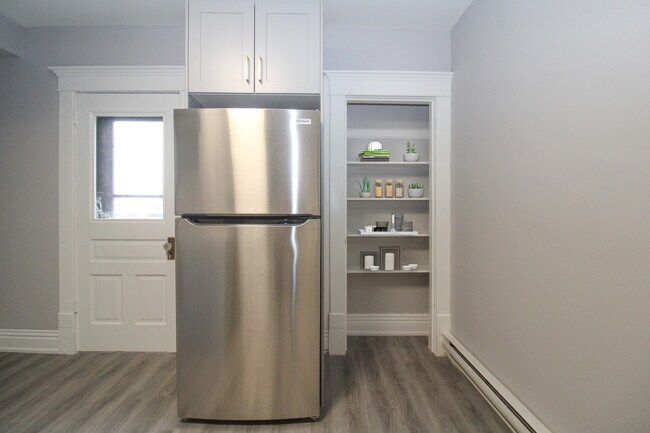 Photo du bâtiment - Stylish 2 Bedroom Apartment – All Utilities & Parking Included – $2,049/month