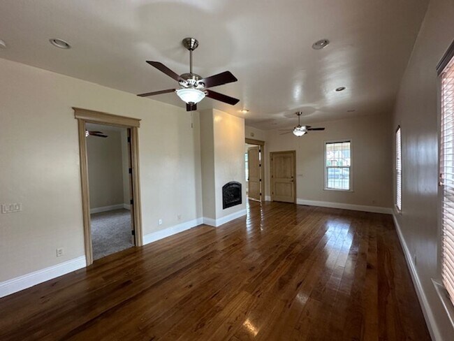 Building Photo - 34 Maple St