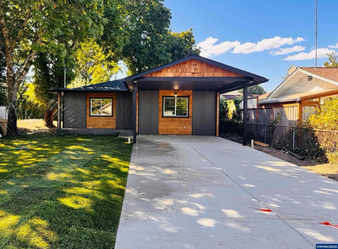 Foto principal - 527 22nd St NE