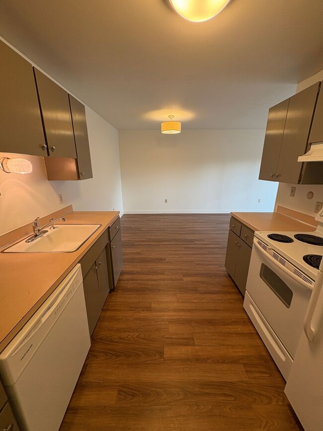 Building Photo - Spacious 2-Bedroom Apartment in 62+ Commun...