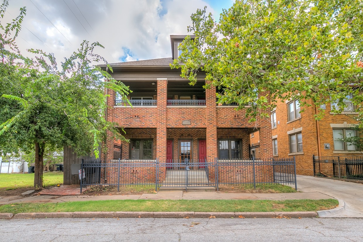 Primary Photo - Kamp's Court Apartments