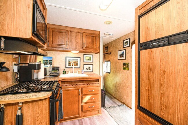 Foto del edificio - LONG TERM RENTAL! Camper 5 minutes from Nolin Lake.