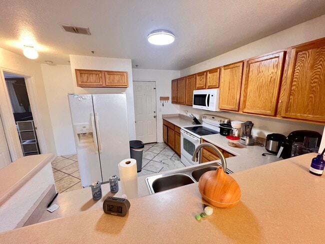 Building Photo - Bright and Spacious 2 Bd 2 Bath Condo