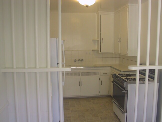 Building Photo - 222 S Reeves Dr