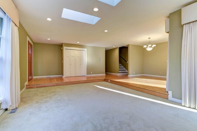 Foto del edificio - 5180 Highland Dr