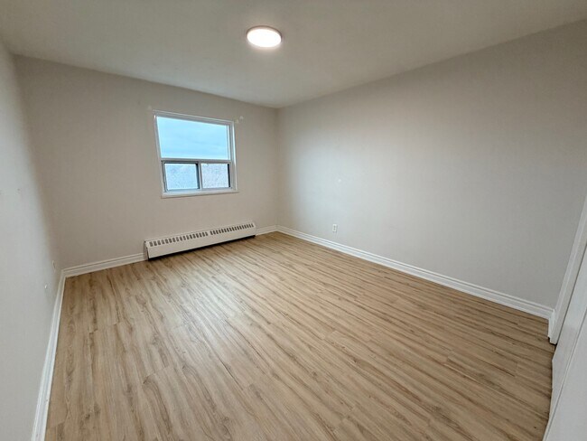 Building Photo - 20 Bradmon Dr