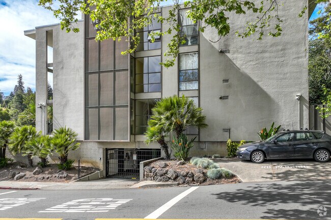 Garaje del edificio - The Montclair