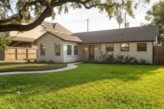 Building Photo - 2501 Briarhurst Dr