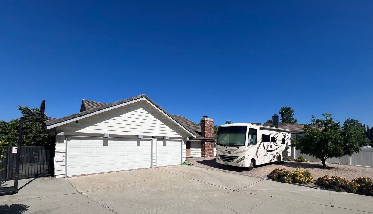 Foto principal - Spacious 4 Bed 3 Bath Cul-de-Sac Home