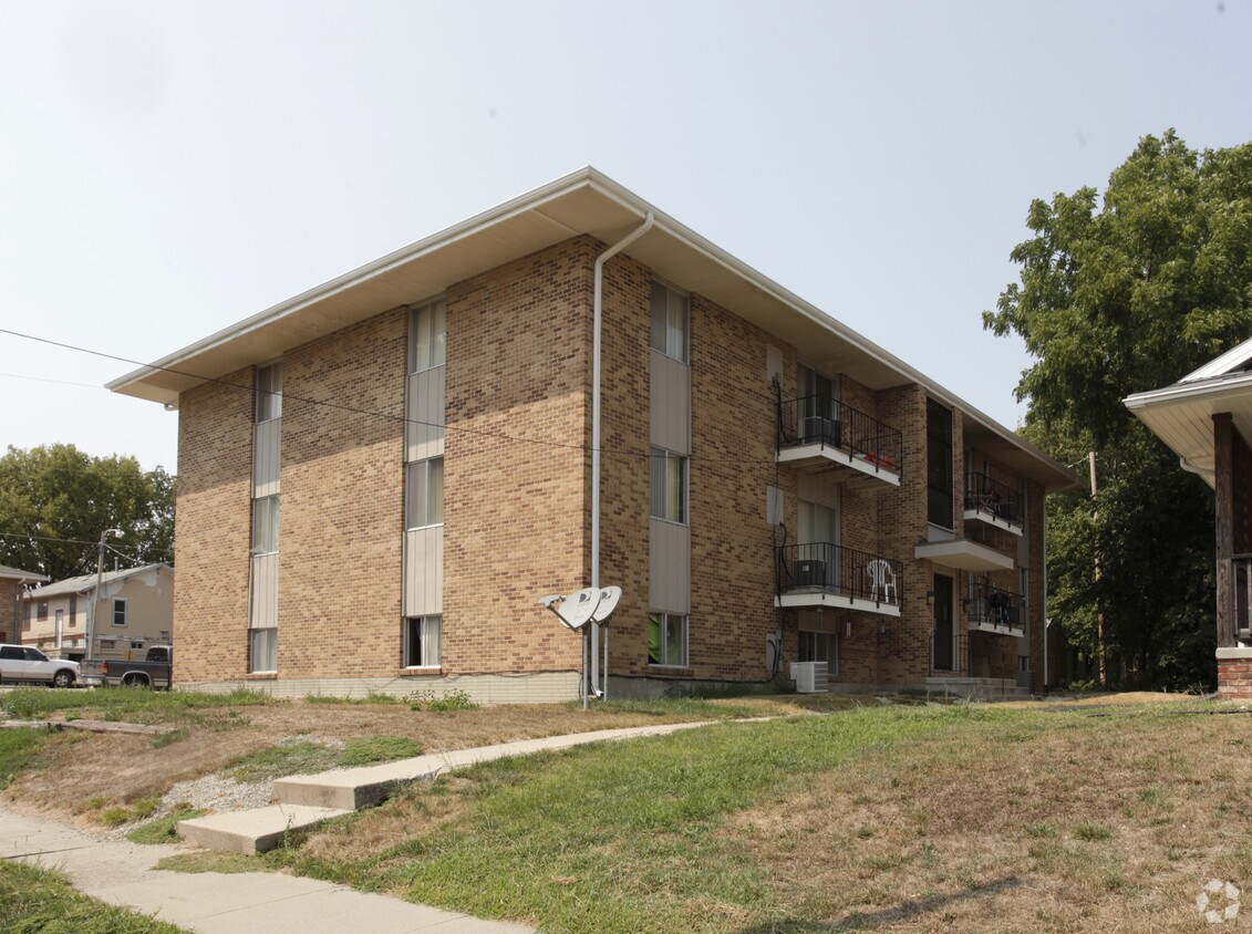 Building Photo - 204 1st St