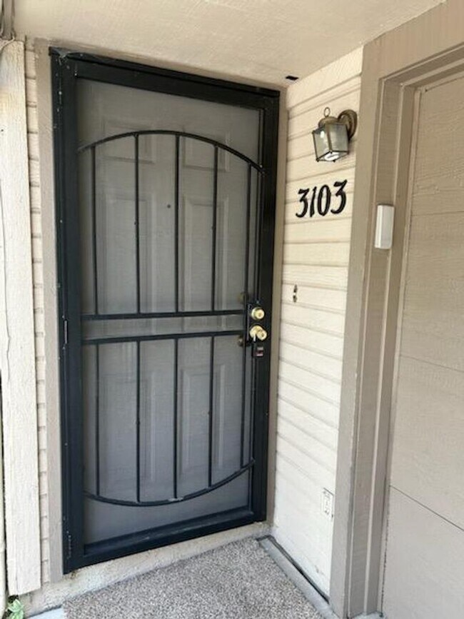 Building Photo - 3-Bedroom Townhome in Desirable Lower Greenlaw