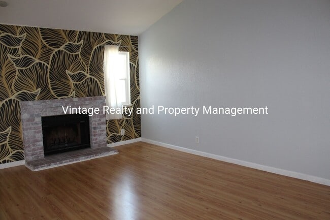 Building Photo - Ready To Go! Very Nice 2 bedroom Condo!!!
