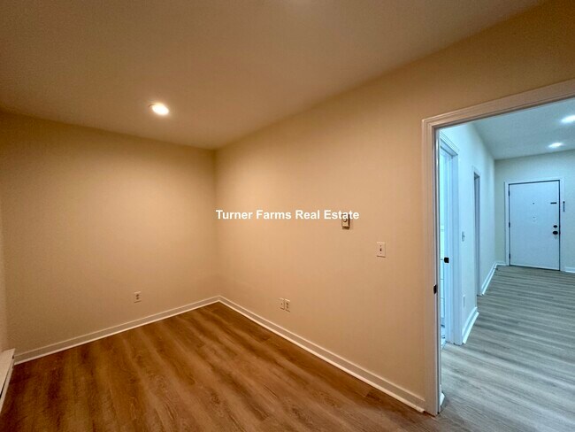 Building Photo - 448 Park Dr