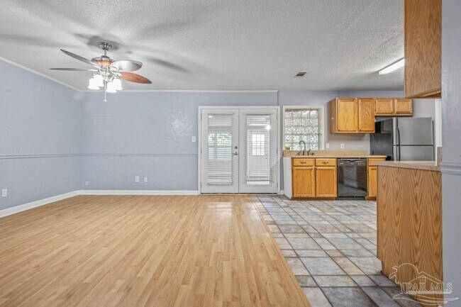 Building Photo - 4540 Tree Line Dr