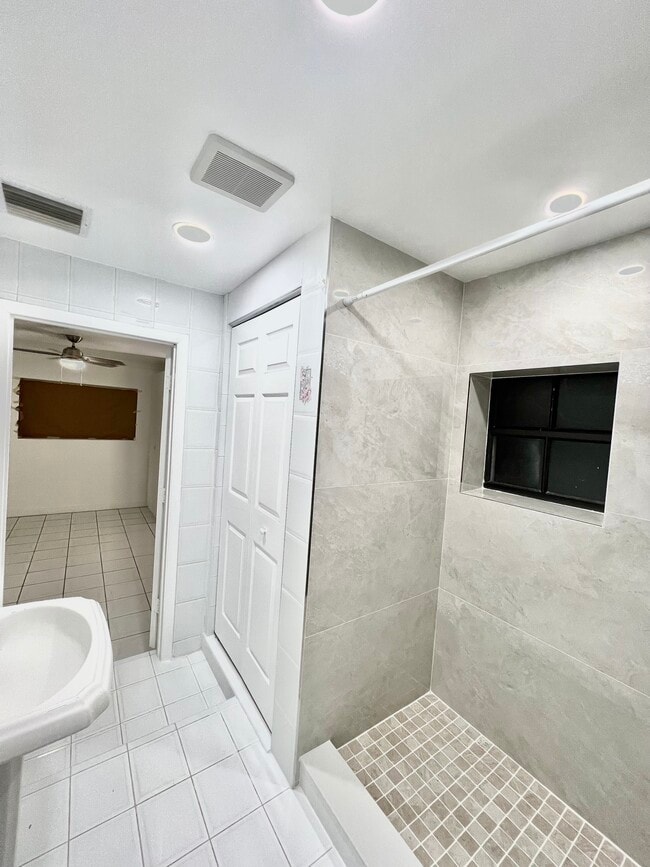 Foto del edificio - 649 W 14th St