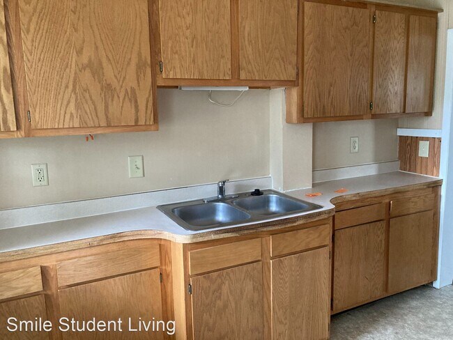 Building Photo - 4 br, 2 bath Room For Rent - 808 W. Oregon