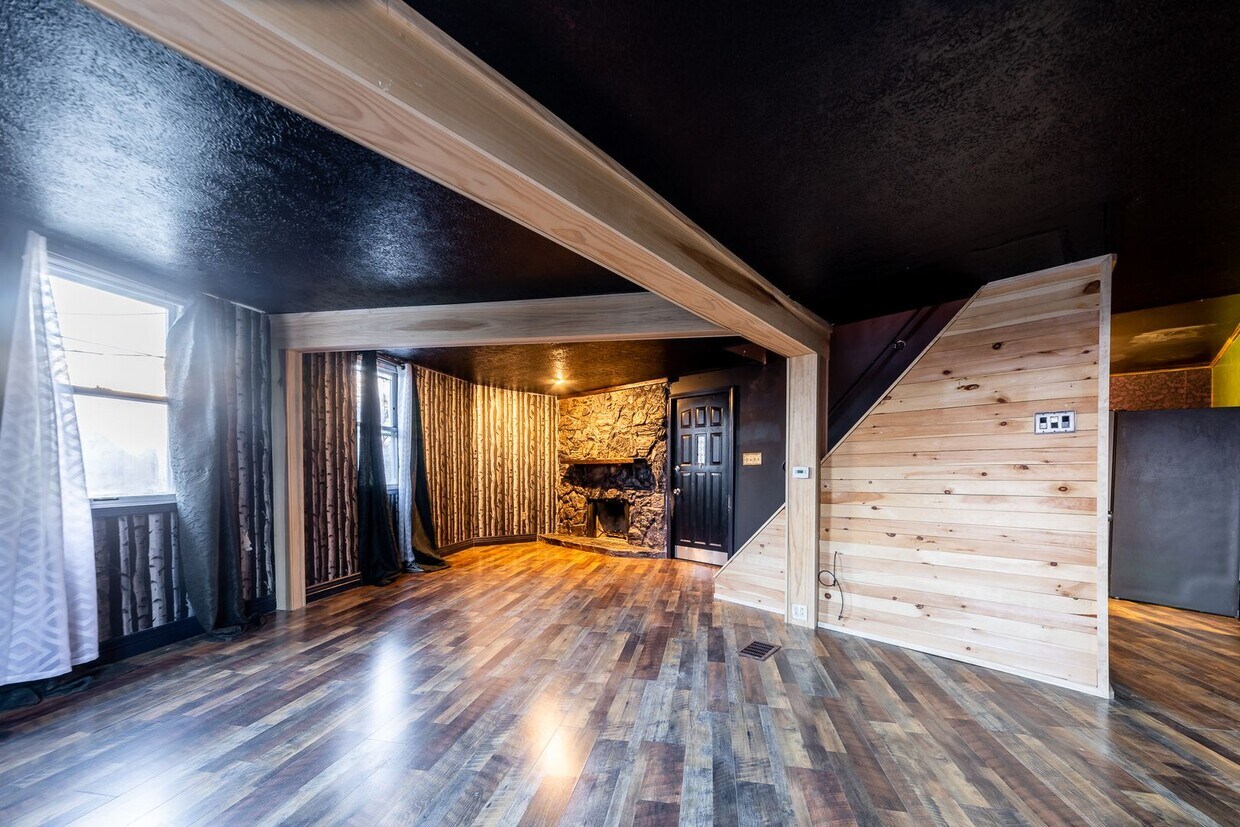 Primary Photo - Available August 2024 - 2 Bedroom Home w/ ...