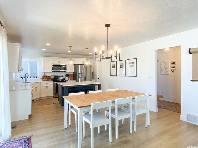 Foto del edificio - Six Bedroom Home in Beautiful Bluffdale!