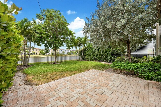 Foto del edificio - 704 NE 193rd St