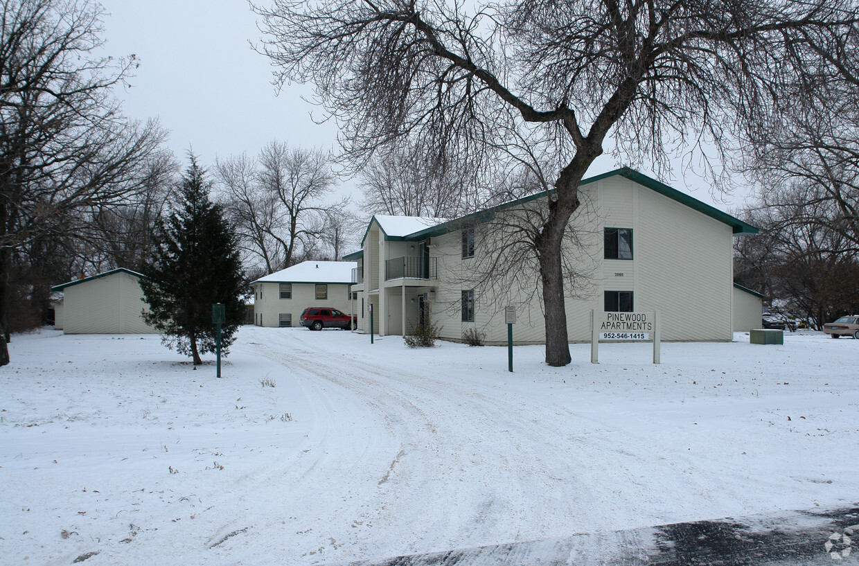 Building Photo - Pinewood Apartments