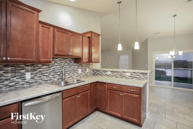 Building Photo - 900 Foxglove St