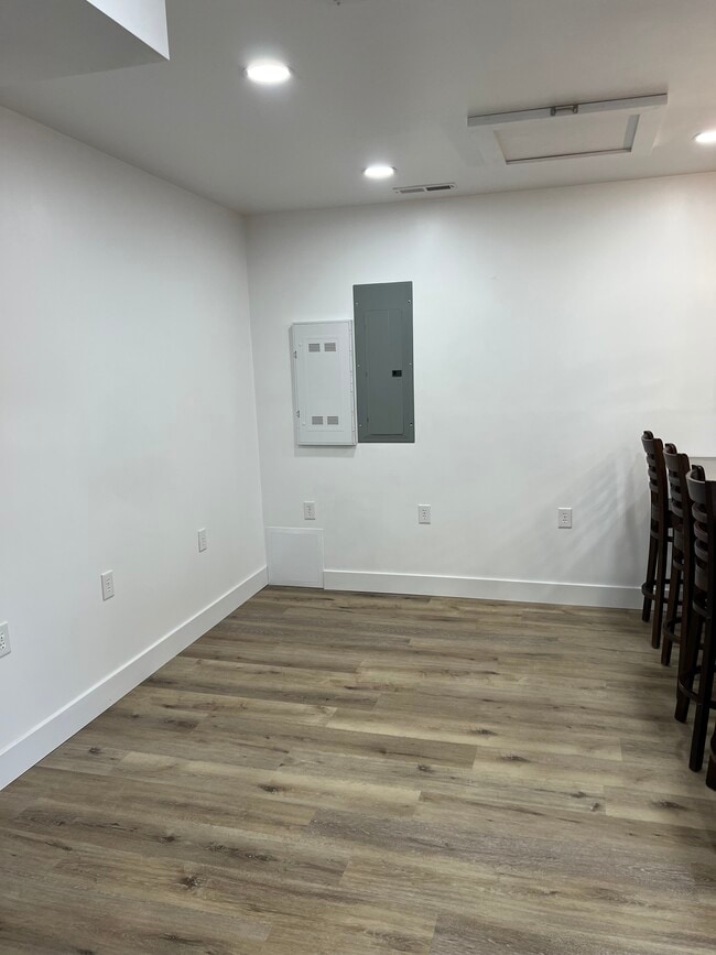 Building Photo - 447 Main St